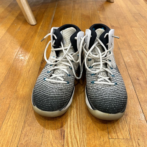 Nike Men's White and Black Athletic Shoes - Picture 3 of 4